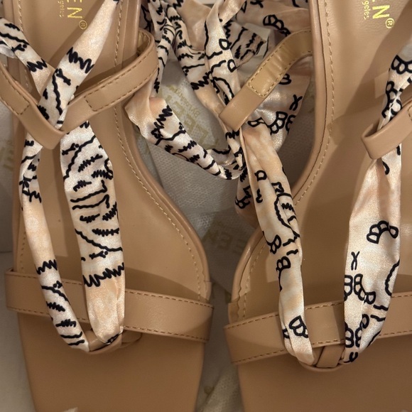 NIB Strappy FABBIA Heel. Size 8 - Picture 8 of 15